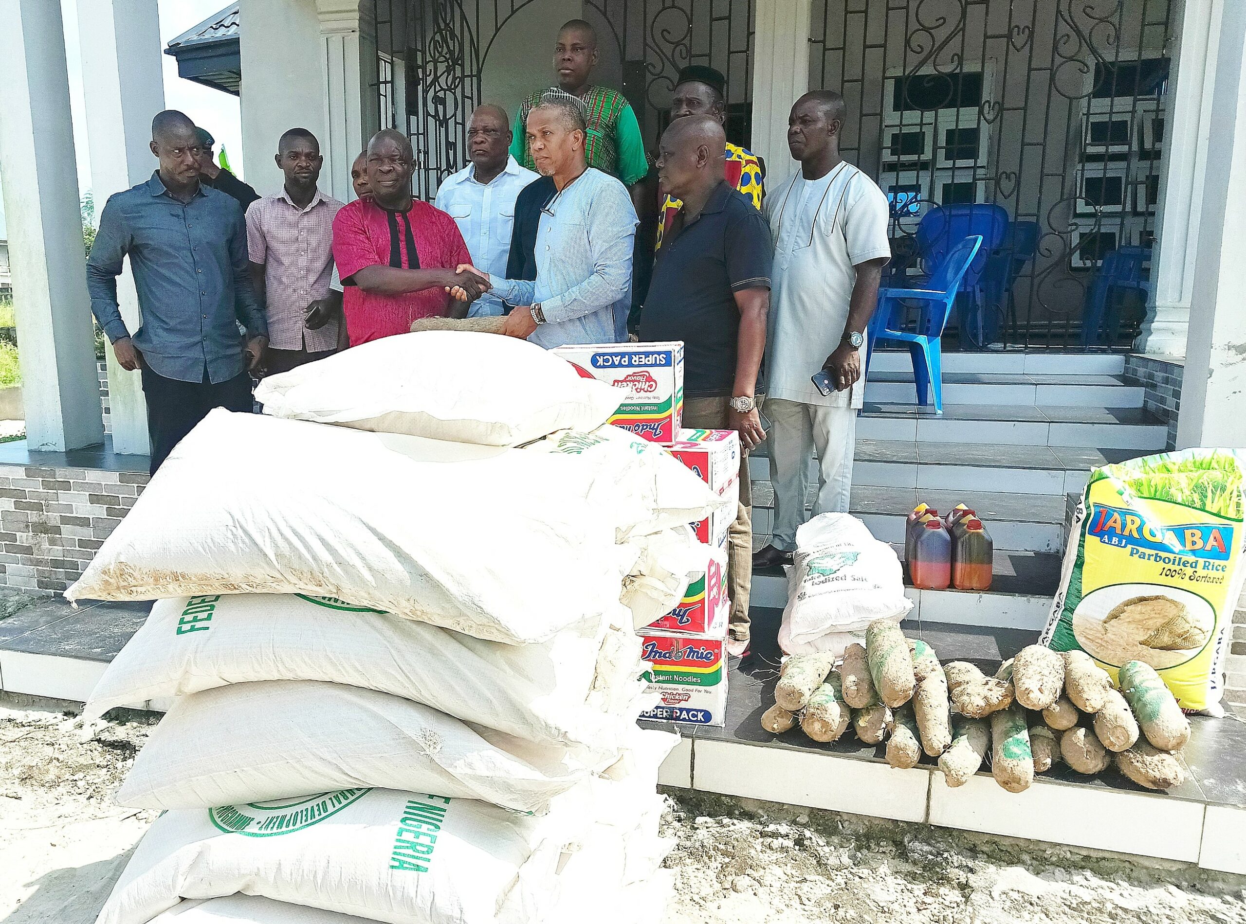 Chief Ede Dafinone donates food items to IDP Camps