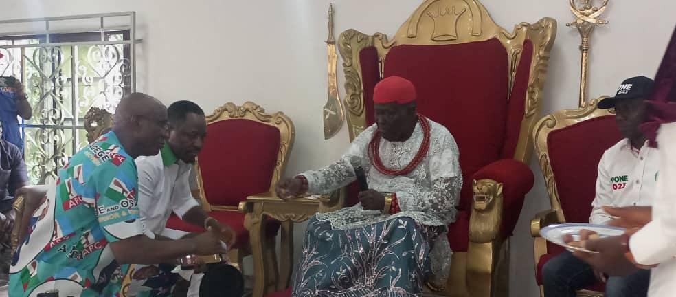 Senator Ovie Omo-Agege receiving prayers from the Oduosa of Utagba-Ogbe Kingdom, Kwale