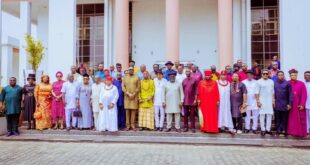 Delta Governor, Rt. Hon. Sheriff Oborevwori (10th right), Secretary to State government, Dr. Kingsley Emu (10th left), Chief of Staff Government House, Hon. Johnson Erijo (9th left), President General, Isoko Development Union, Prof. Chris Akpotu (9th right), Chief Solomon Ogba (7th left), Bishop John Aruakpor (2nd right), member representing Isoko Federal Constituency, Jonathan Ukodhiko (11th right), Ovie of Ozoro Kingdom (11th left), Ovie of Ellu Kingdom (6th right), Ovie of Uzere Kingdom (7th right), Ovie of Owhe Kingdom (8th right), Ovie of Aviara Kingdom (8th left) and others, during a congratulatory visit by leaders of Isoko ethnic nationality to the Governor in Government House ,Asaba on Tuesday. Pix: JIBUNOR SAMUEL